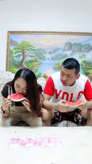 女子吃瓜比赛赢了视频,瓜界新纪录诞生!