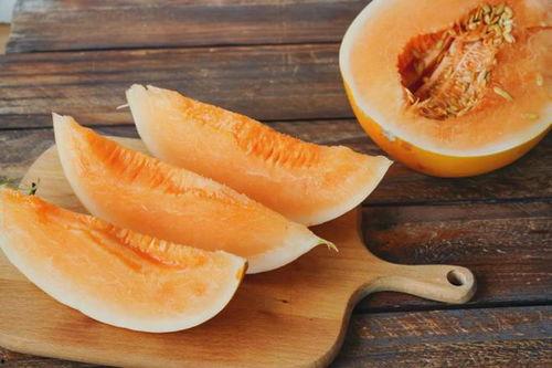 蜜瓜青了可以吃吗视频,蜜瓜青了还能吃吗?视频揭秘真相