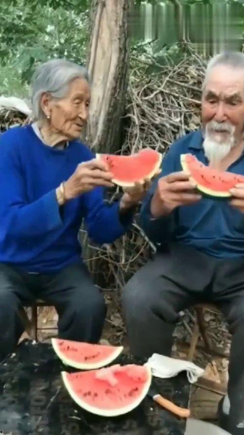 婆婆吃瓜的视频,趣味横生，笑料百出