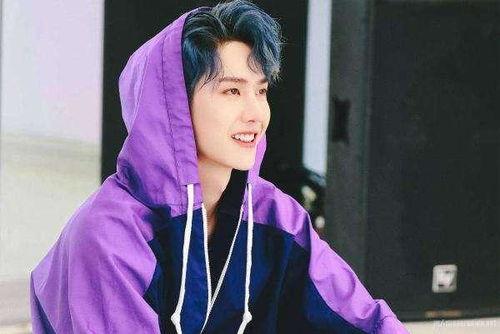 王一博吃瓜样子视频,萌态十足引网友热议